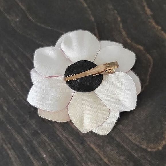 Vtg fuschia faux patent leather flower hair clip - Picture 9 of 9